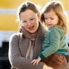 Jennifer Garner se promène avec sa plus jeune fillette, Seraphina. 16 décembre 2011