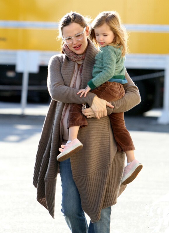 Jennifer Garner se promène avec sa plus jeune fillette, Seraphina. 16 décembre 2011