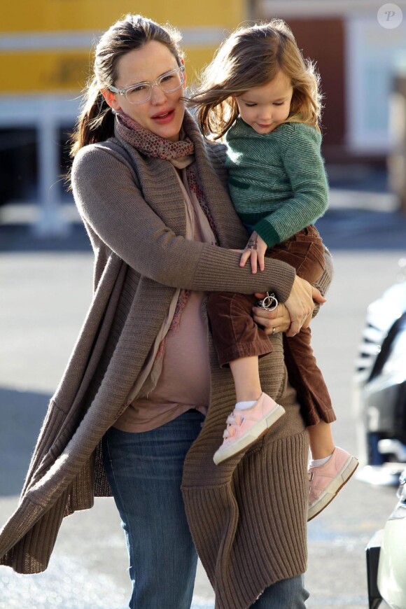 Jennifer Garner et sa petite Seraphina font un tour au Starbucks Coffee, le vendredi 16 décembre 2011.