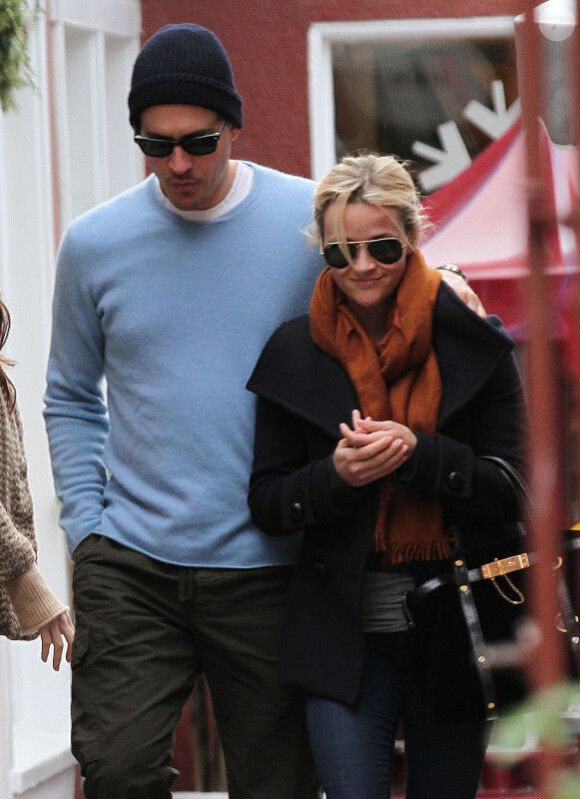 Reese Witherspoon et son mari Jim Toth, à Los Angeles le 17 décembre 2011.