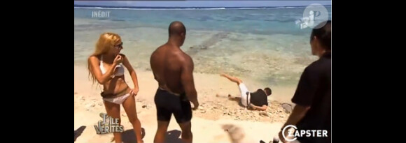 Giuseppe bousculé et poussé à terre par Victor dans l'île des Vérités, sur NRJ 12, mardi 20 décembre 2011