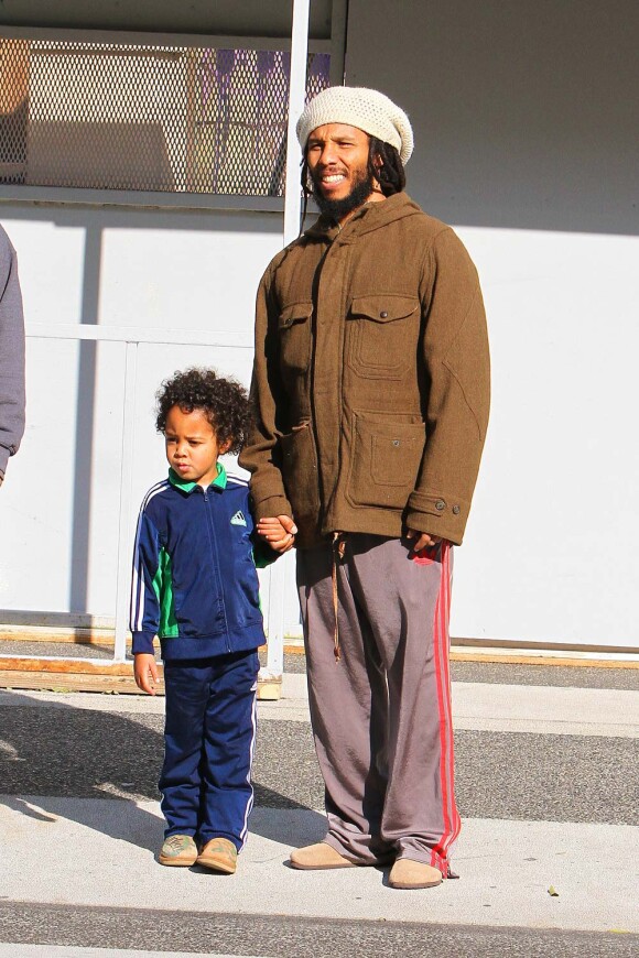 Ziggy Marley et son fils Gideon, à Los Angeles, le 20 décembre 2011.
