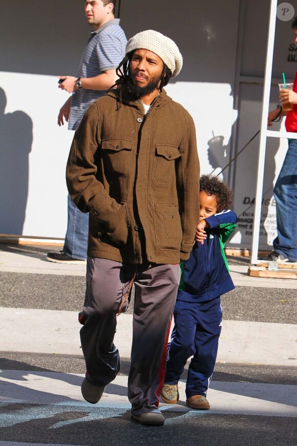 Ziggy Marley et le petit Gideon, à Los Angeles, le 20 décembre 2011.