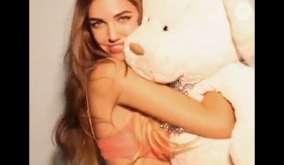 Amber Le Bon dans la vidéo du magazine Love