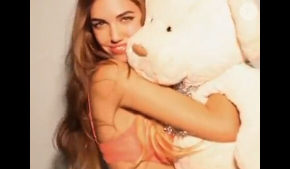 Amber Le Bon se dévoile dans la vidéo de Love Magazine. Capture d'écran.
