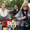 Jessica Alba aidée par sa maman en plein shopping de dernière minute à Los Angeles le 23 décembre 2011 