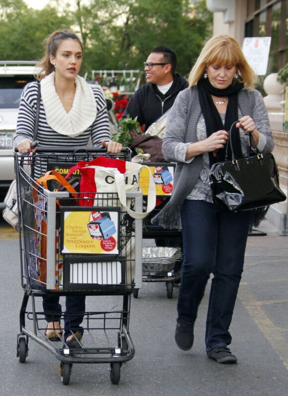 Jessica Alba aidée par sa maman en plein shopping de dernière minute à Los Angeles le 23 décembre 2011 