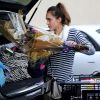 Jessica Alba est allée acheter des fleurs et faire des courses de dernière minute à L.A en compagnie de sa maman. Le 23 décembre 2011