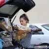 Jessica Alba est allée faire des courses de dernière minute à L.A en compagnie de sa maman. Le 23 décembre 2011