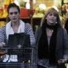 Jessica Alba, superbe, est allée faire des courses de dernière minute à L.A en compagnie de sa maman. Le 23 décembre 2011
