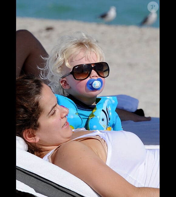 Le petit Amadeus Becker, fils de Boris Becker et Lilly Kerssenberg, profite d'un bain de soleil à South Beach à Miami le 23 décembre 2011