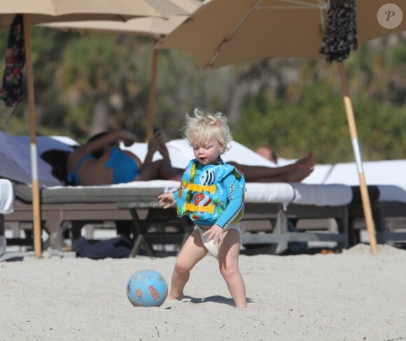 Amadeus Becker, fils de Boris Becker : aurait-il choisi de préférer le foot au tennis ? Il joue avec son ballon sous la surveillance de sa mère Lilly Kerssenberg sur la plage de Miami le 23 décembre 2012