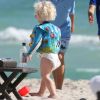 Amadeus Becker, fils de Boris Becker, joue avec son ballon sous la surveillance de sa mère Lilly Kerssenberg sur la plage de Miami le 23 décembre 2012
