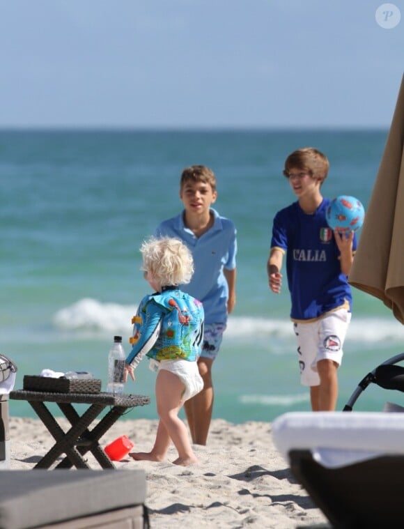 Amadeus Becker, fils de Boris Becker, joue avec son ballon sous la surveillance de sa mère Lilly Kerssenberg sur la plage de Miami le 23 décembre 2012