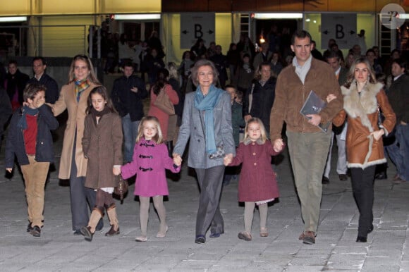 La princesse Letizia d'Espagne et ses filles Leonor et Sofia, la reine Sofia, le prince Felipe, la princesse Elena et ses filles Froilan et Victoria Federica, assistent au spectacle du Cirque du Soleil, le vendredi 23 décembre à Madrid.