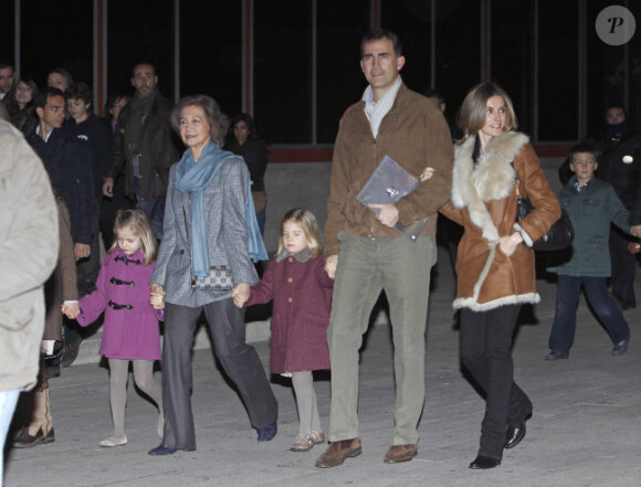 La princesse Letizia d'Espagne et ses filles Leonor et Sofia, la reine Sofia, le prince Felipe, la princesse Elena et ses filles Froilan et Victoria Federica, assistent au spectacle du Cirque du Soleil, le vendredi 23 décembre à Madrid.