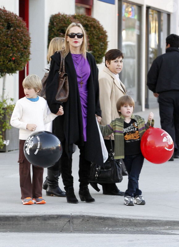 Laird, Sharon Stone et Quinn sortent d'une boutique de chaussures à Beverly Hills, le 24 décembre 2011.