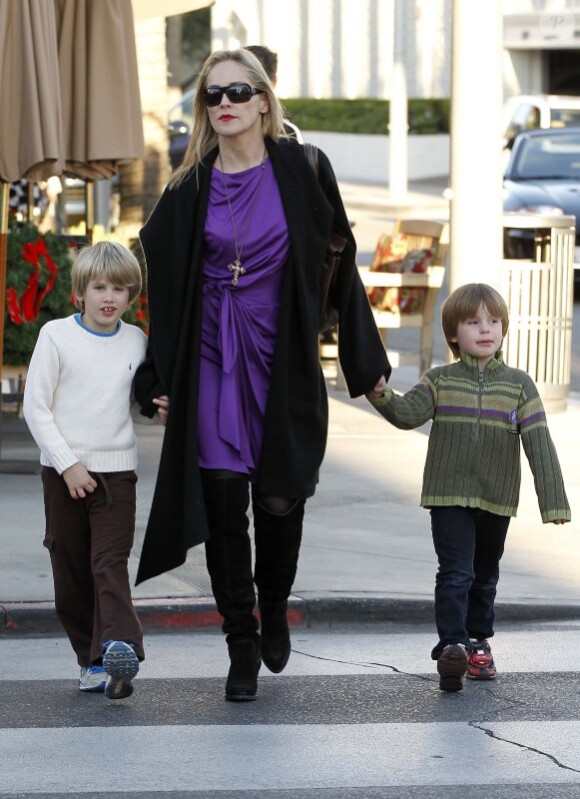 Sharon Stone, en compagnie de ses fils Laird et Quinn à Beverly Hills, le 24 décembre 2011.