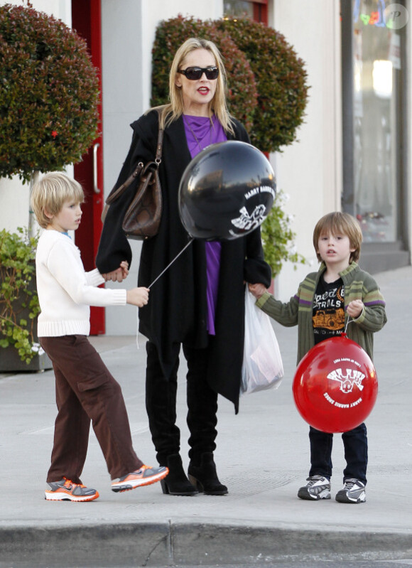 Sharon Stone et des deux fils, en vadrouille shopping à Beverly Hills, le 24 décembre 2011.
