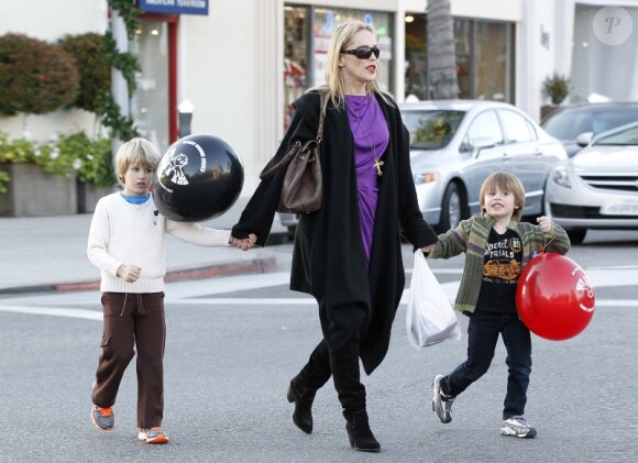 Sharon Stone et ses deux fils ont effectué des achats de Noël de dernière minute à Beverly Hills, le 24 décembre 2011.