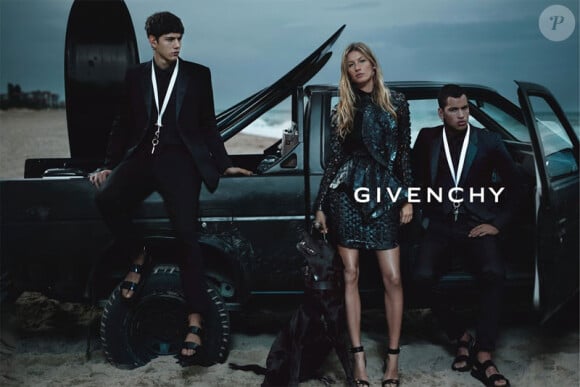 Gisele Bündchen se met au surf pour les besoins de la campagne printemps 2012 de Givenchy.