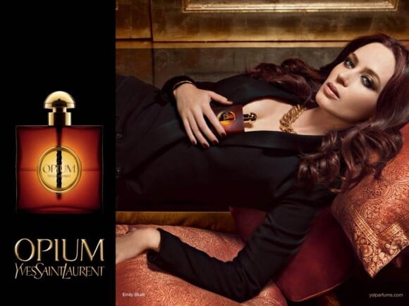 L'actrice Emily Blunt, ténébreuse pour le parfum Opium d'Yves Saint Laurent.
