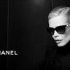 Claudia Schiffer, égérie de Prestige pour Karl Lagerfeld et la maison Chanel.
