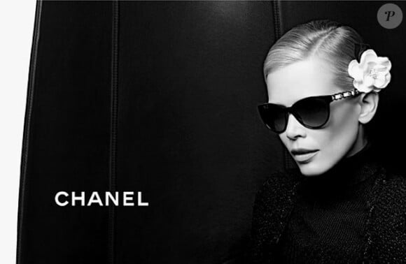 Claudia Schiffer, égérie de Prestige pour Karl Lagerfeld et la maison Chanel.
