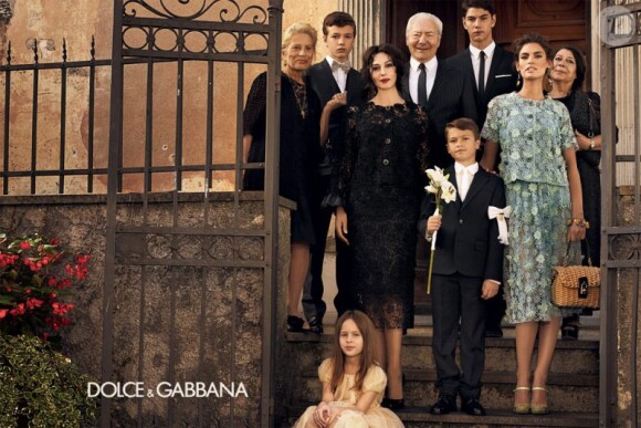Monica Bellucci et Bianca Balti posent pour une photo de famille façon Dolce & Gabbana.