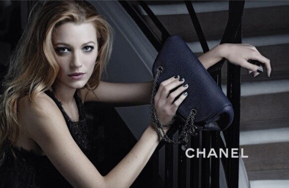 Blake Lively, égérie des sacs Mademoiselle de Chanel.
