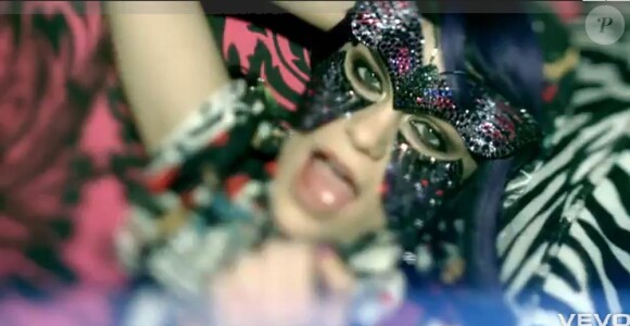 Jessie J multiplie les looks dans le clip de Domino, single inédit dévoilé le 26 décembre 2011 de la réédition de son album Who you are.