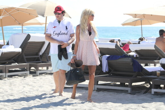 Victoria Silvstedt et le fils de son compagnon Maurice profitent du soleil sur une plage de Miami le 26 décembre 2011