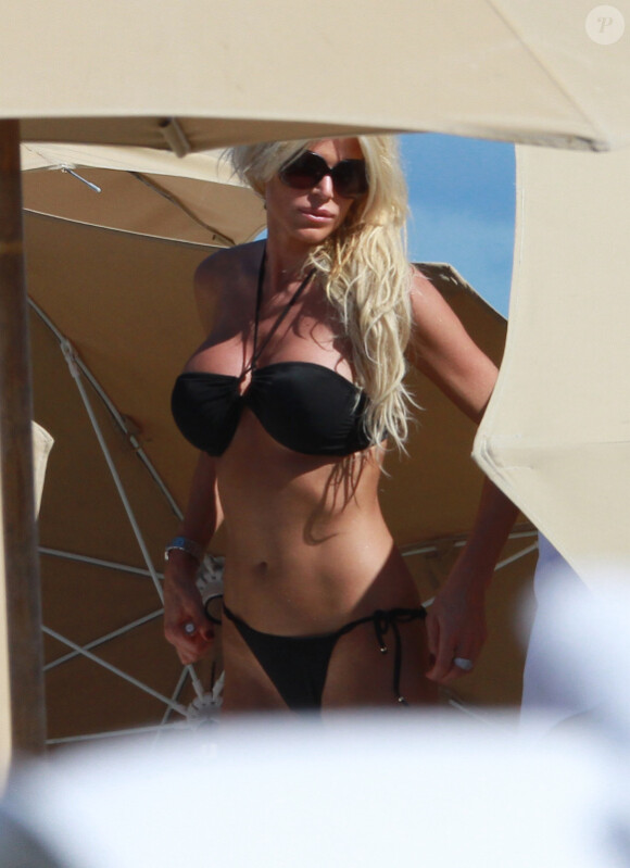 Victoria Silvstedt : sublime en bikini noir à Miami le 26 décembre 2011