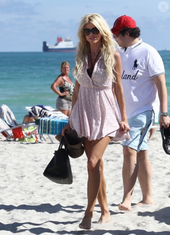 Victoria Silvstedt : sublime en bikini noir aux côtés du fils de son compagnon Maurice à Miami le 26 décembre 2011
