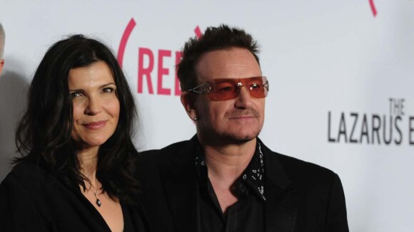 Bono, entouré des trois femmes de sa vie, fait un cadeau aux paparazzi