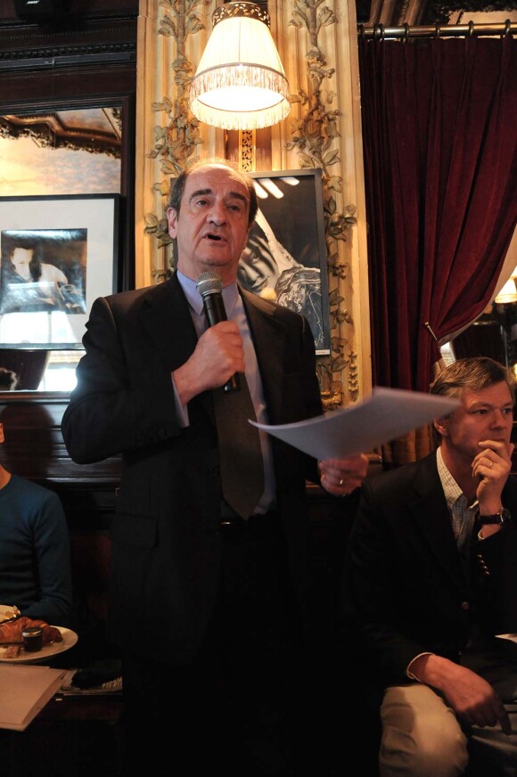 Pierre Lescure annonce les nominations de la 25e cérémonie des Molières à Paris, le 23 mars 2011.