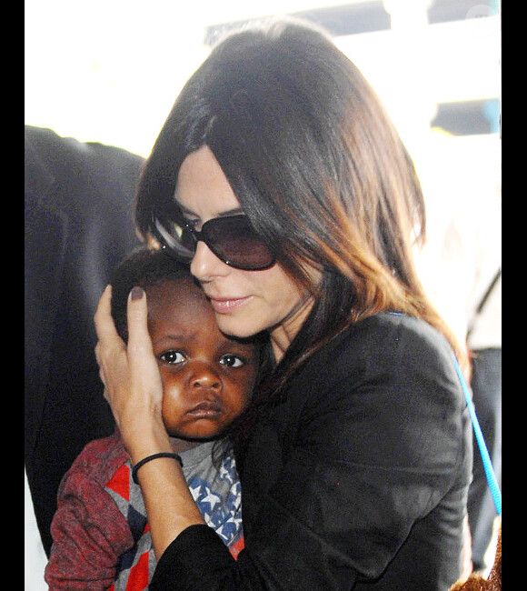 Sandra Bullock et son fils Louis, en septembre 2011 à Los Angeles.