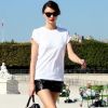 Le top model Miranda Kerr, surprise dans le jardin des Tuileries, exhibe ses jambes de rêve avec un mini short en cuir The Row qu'elle accessoirise avec un sac Miu Miu et des chaussures Yves Saint Laurent. 