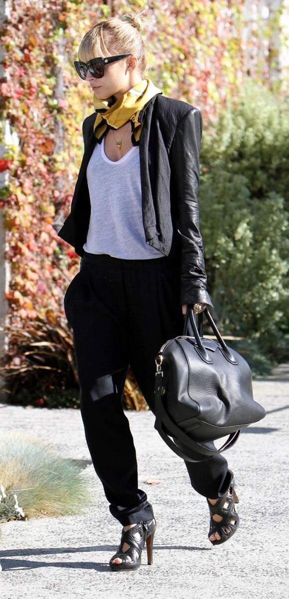 Nicole Richie est rarement aperçue sans ses lunettes House Of Harlow 1960, qu'elle porte ici sur une veste Helmut Lang, un pantalon 3.1 Philipp Lim et des chaussures Givenchy. Los Angeles, le 22 décembre 2011.