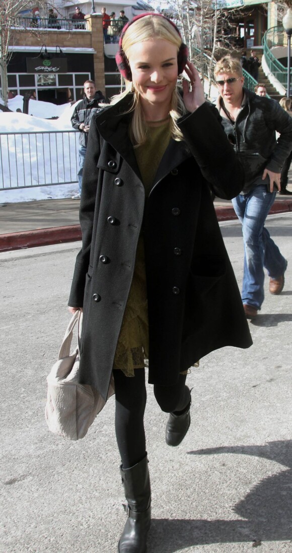 L'actrice Kate Bosworth débarque au Festival de Sundance et contre le froid avec style dans une robe en dentelle et un cache oreille Burberry, avec un sac Alexander Wang à la main. Park City, le 24 janvier 2011.