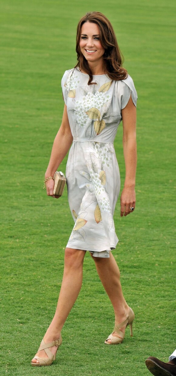 La Duchesse de Cambridge Kate Middleton, stylée et moderne dans une robe Jenny Packham, n'a pas obtenu ses galons d'icône mode par hasard. 