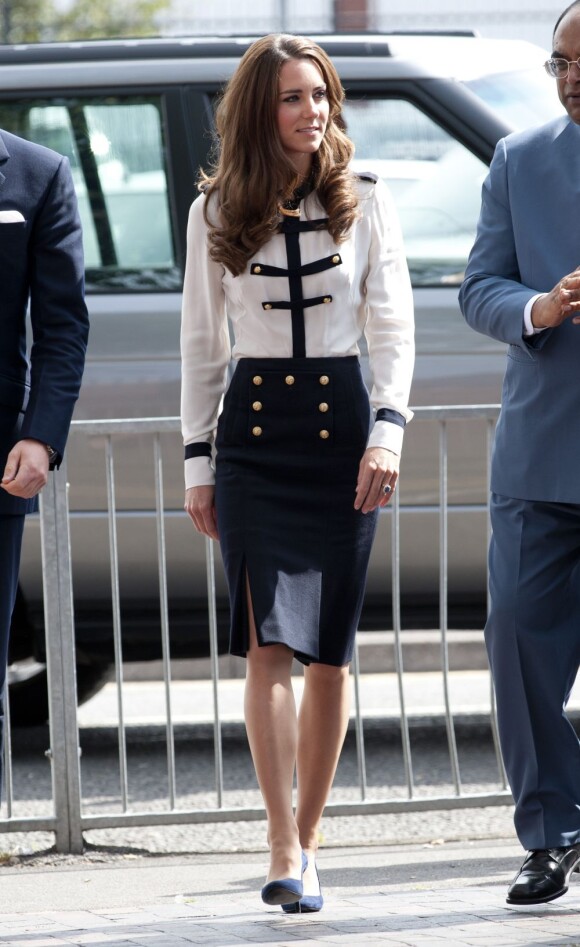 Kate Middleton apprécie le travail de Sarah Burton pour Alexander McQueen, dont elle continue de porter les créations jusqu'aujourd'hui. Birmingham, le 19 août 2011.
