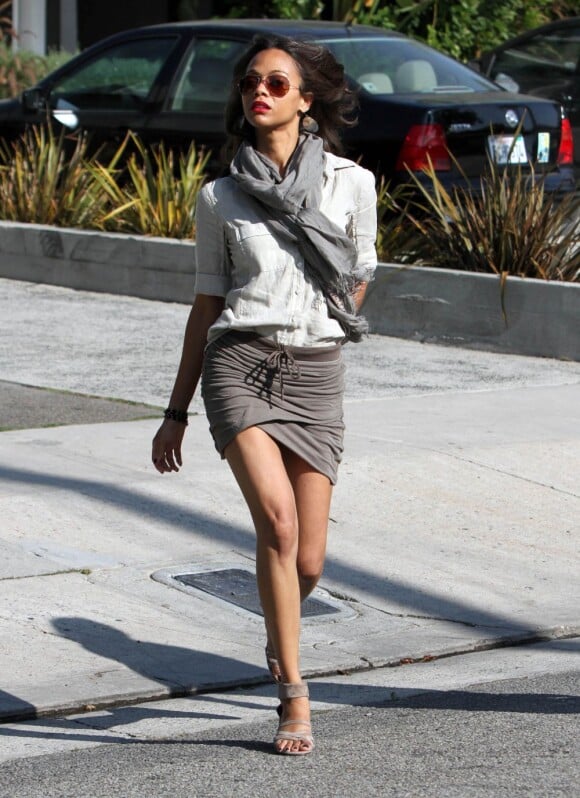 Zoe Saldana n'a pas peur d'exhiber ses fines jambes ; un atout qu'elle manie à la perfection. Beverly Hills, le 9 août 2011.