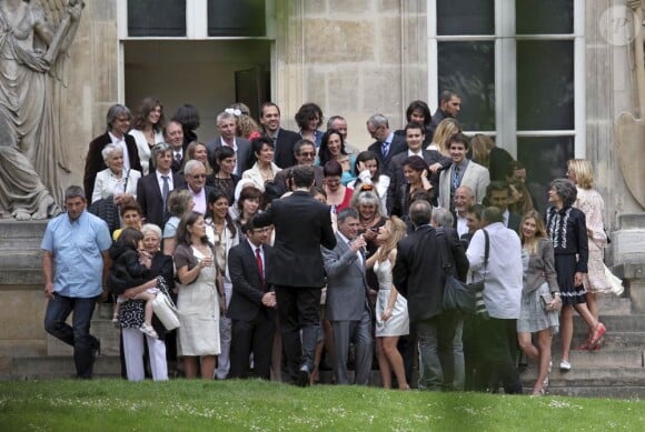 Jean-Marie Bigard et sa femme Lola Marois entourés de leurs familles, lors de leur mariage à la mairie du VIIe arrondissement de Paris, le 27 mai 2011, par Rachida Dati.
