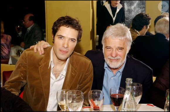 Nicolas Bedos et son père Guy Bedos en février 2005 à Paris