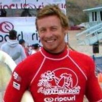 Simon Baker : Surfeur musclé à la plage au côté de sa femme, plus en formes