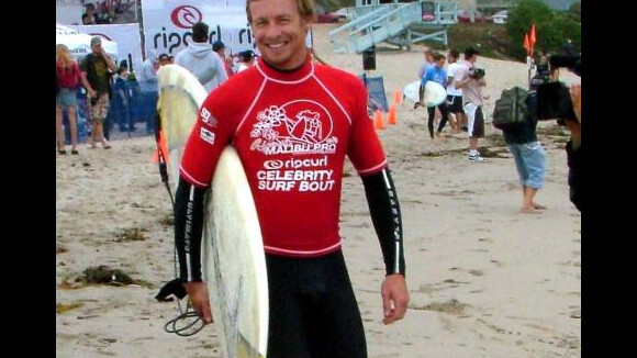 Simon Baker : Surfeur musclé à la plage au côté de sa femme, plus en formes
