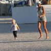 Lilly Kerssenberg délire sur la plage de Miami avec son fils Amadeus à Miami sur la plage le 30 décembre 2011