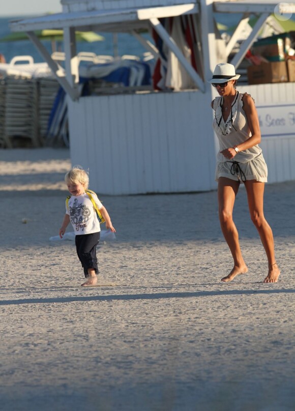 Lilly Kerssenberg délire sur la plage de Miami avec son fils Amadeus à Miami sur la plage le 30 décembre 2011