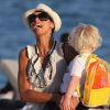 Lilly Kerssenberg s'amuse avec son fils Amadeus à Miami sur la plage le 30 décembre 2011